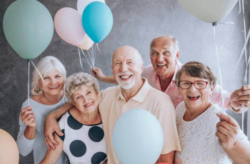 starší lidé s balónky