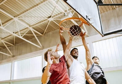 muži hrající basketbal